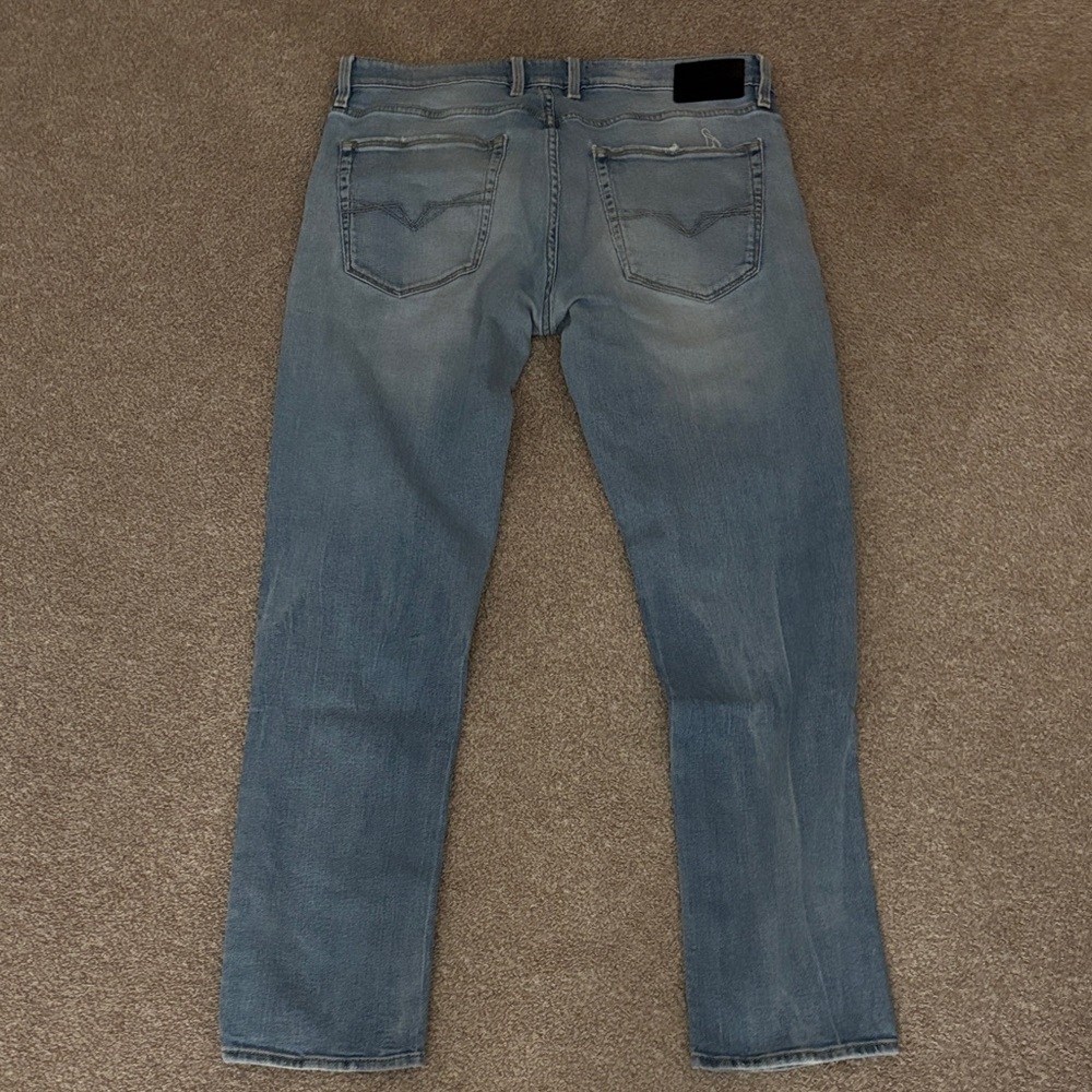 Guess Men's Slim Tapered Distressed Jeans in Faded Blue Wash - Picture 8 of 9